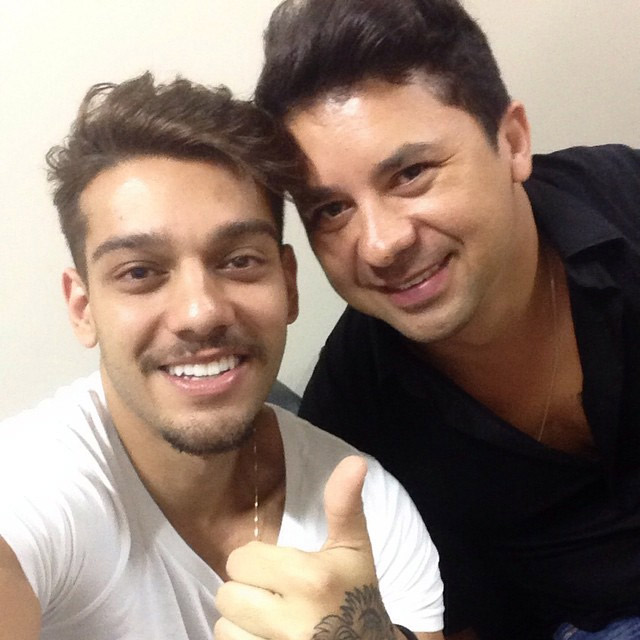 Lucas Lucco e Gabriel, da dupla com Hugo Pena, posam para selfie