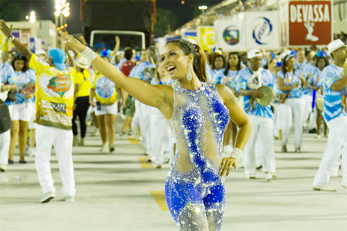 Milena Nogueira mostra samba no pé em ensaio na Marquês de Sapucaí