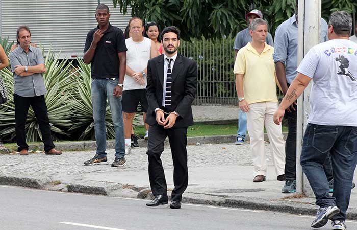 Mesmo usando algemas, Caio Blat se diverte durante gravações de Império na Lagoa Rodrigo de Freitas]