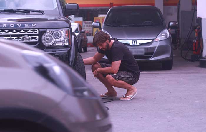 Vladmir Brichta faz pit stop para calibrar o pneu do carro