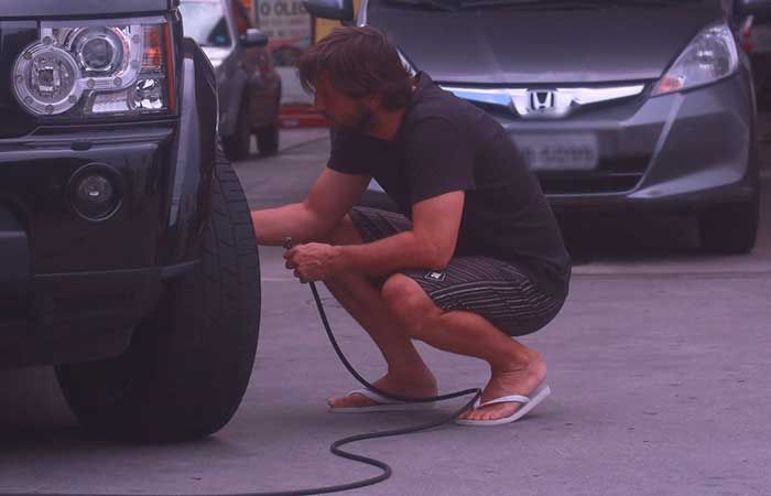 Vladmir Brichta faz pit stop para calibrar o pneu do carro