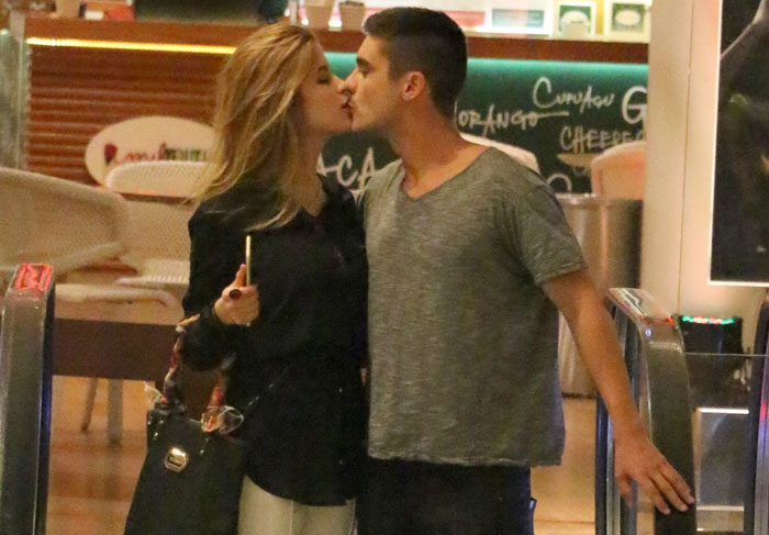 Guilherme Leicam troca beijos com a namorada durante passeio