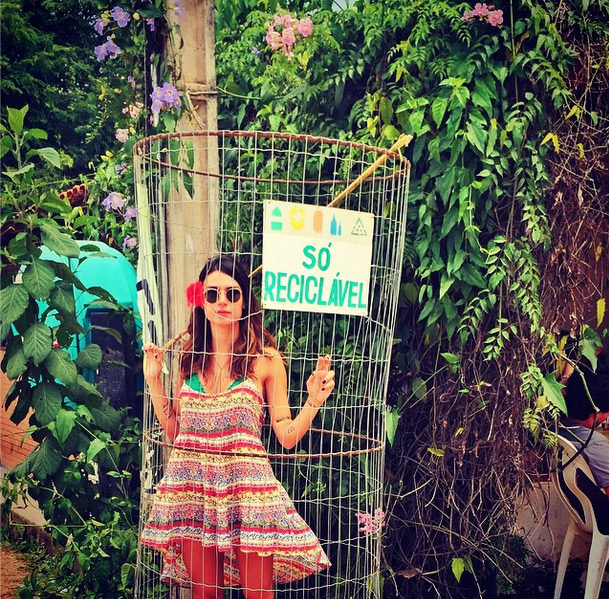  Thaila Ayala entra em cesto de lixo e manda recado: ‘Totalmente reciclável!’