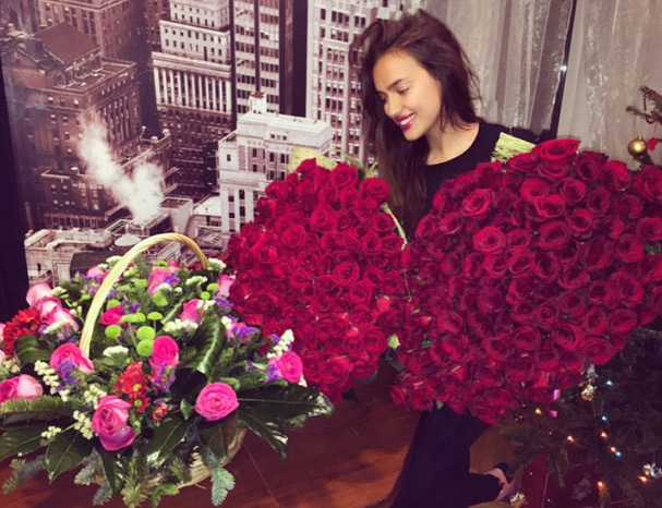 Longe de Cristiano Ronaldo, Irina Shayk comemora aniversário com buquês de rosas gigante