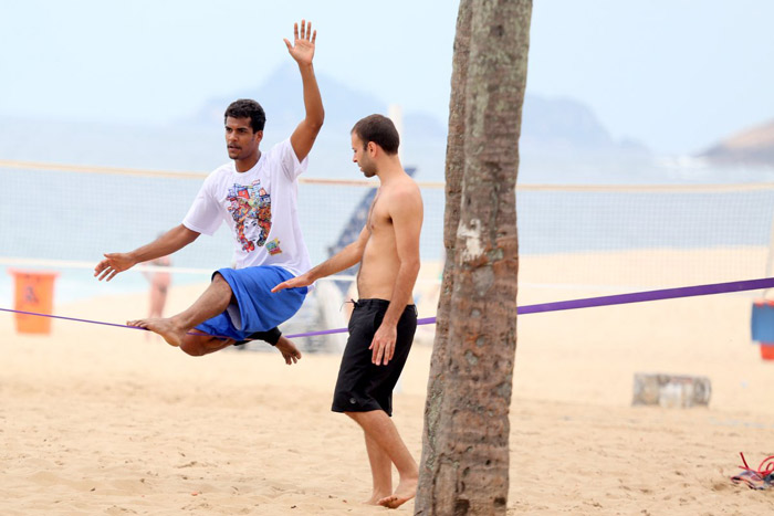 Marcelo Mello faz aulas de slack line na praia de Ipanema