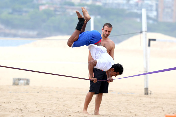 Marcelo Mello faz aulas de slack line na praia de Ipanema