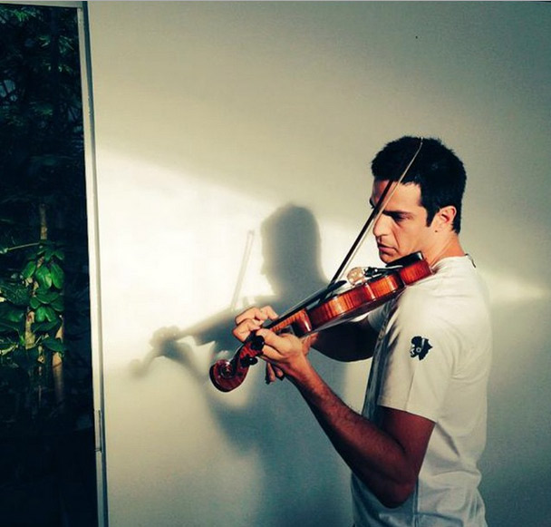 Mateus Solano mostra ensaio de violino no Instagram