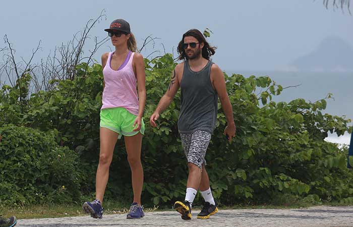  Ellen Jabour e o namorado aproveitam tarde de sol para caminhar no Rio