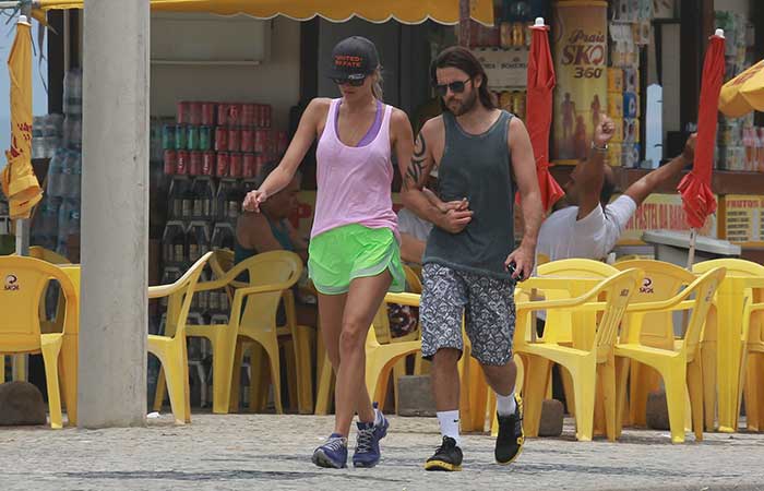  Ellen Jabour e o namorado aproveitam tarde de sol para caminhar no Rio