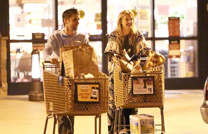 Mesmo separados, Kate Hudson e Matthew Bellamy fazem compras juntos