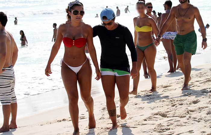 Mesmo em dia de curtição na praia ao lado da namorada, Thammy Miranda não tira a camisa