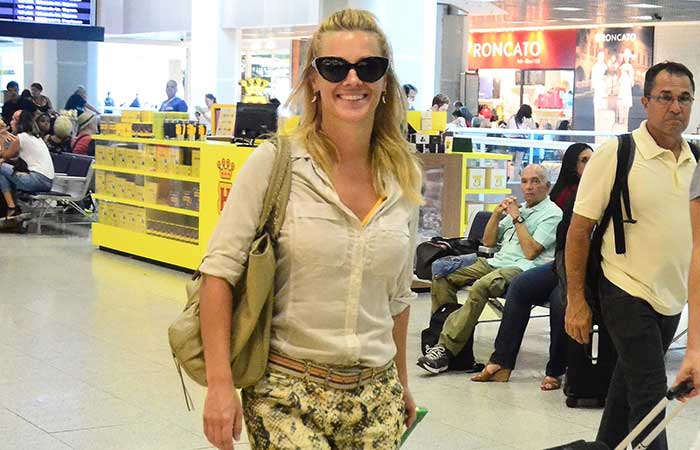 Carolina Dieckmann esbanja simpatia ao embarcar no aeroporto carioca Santos Dumont