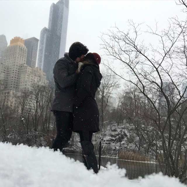 Adriana Santanna faz pose ao lado de Rodrigão perto de árvore no frio de Nova York