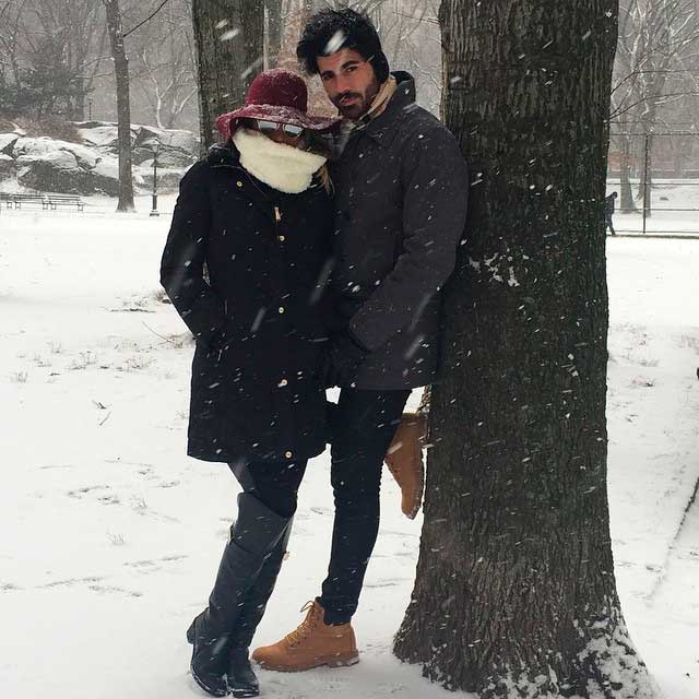 Adriana Santanna faz pose ao lado de Rodrigão perto de árvore no frio de Nova York