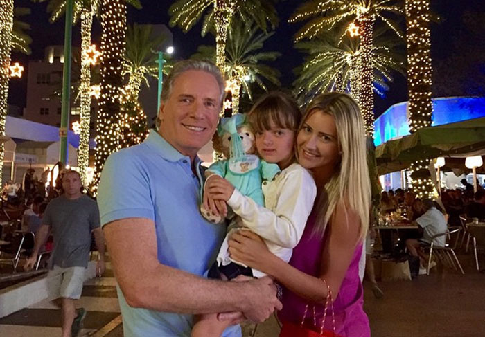 Roberto Justus passeia por Miami com a namorada e a filha Rafaella