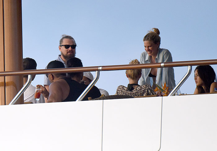 Leonardo DiCaprio passeia com amigos e mulheres bonita em super iate de $ 42 milhões 