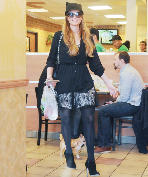 Pra viagem! Paris Hilton compra sanduíche em fast food de Los Angeles