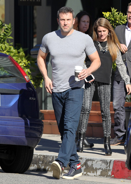 Ben Affleck mostra físico em forma durante caminhada em Brentwood