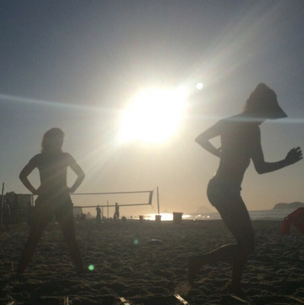 Deborah Secco volta a treinar e levanta cedo para ir à praia