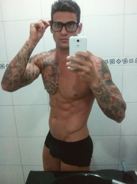 De óculos, Rodrigo Portuga sensualiza nas redes sociais