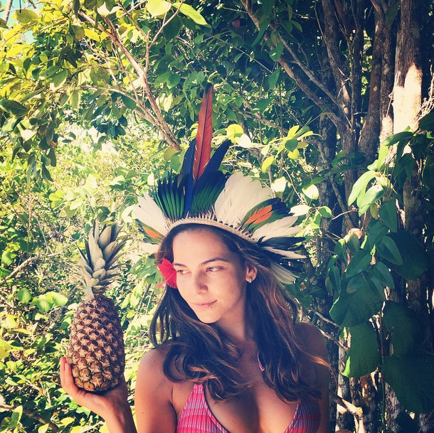 Tainá Müller posa com cocar na cabeça e brinca com filme sobre cultura indígena