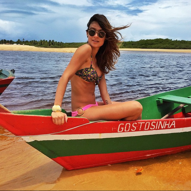  Na Bahia, Thaila Ayala brinca ao posar em canoa: ‘Gostosinha!’