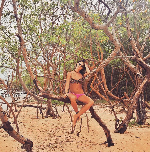  Na Bahia, Thaila Ayala brinca ao posar em canoa: ‘Gostosinha!’