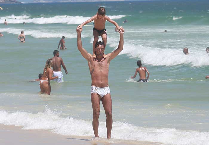 Giba aproveita dia de calor para levar o filho para a praia da Barra da Tijuca