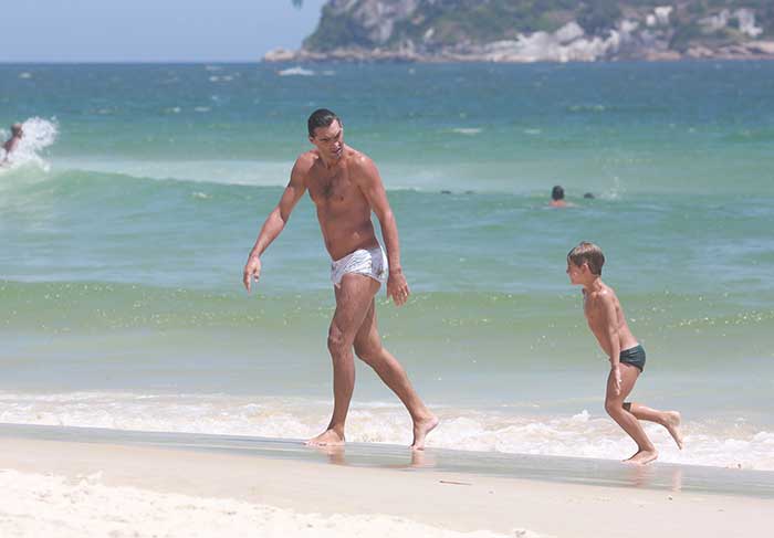 Giba aproveita dia de calor para levar o filho para a praia da Barra da Tijuca