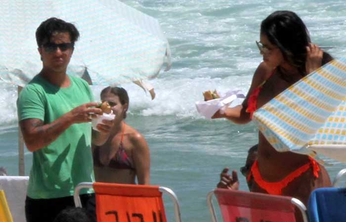 hammy Miranda aproveita dia de praia com namorada e amigas devidamente protegida do sol