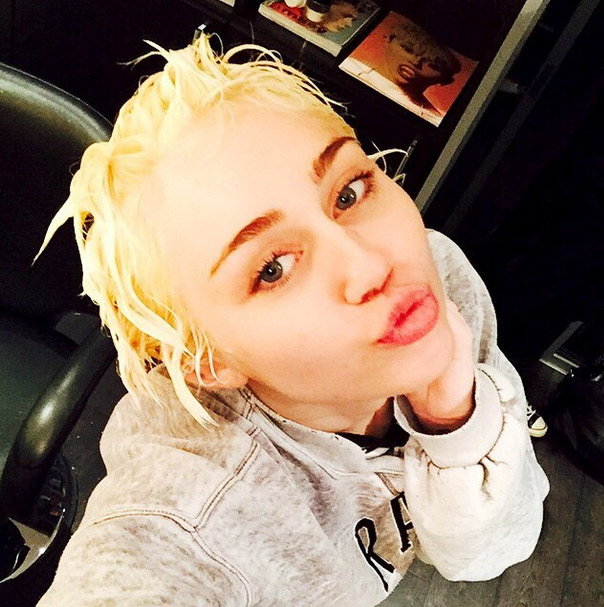 Miley Cyrus muda visual e deixa os fios totalmente descoloridos 