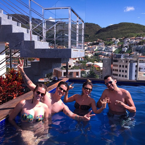  Paula Fernandes curte piscina e dia de sol