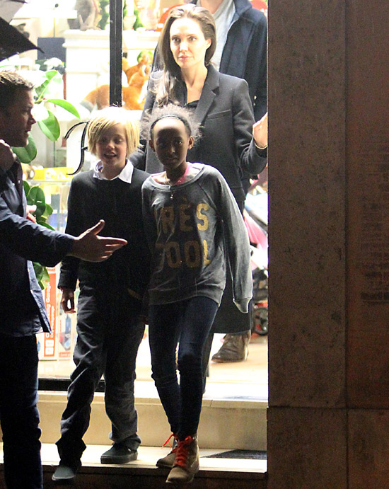 Angelina Jolie faz compras com os filhos em Roma, na Itália