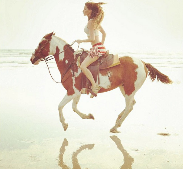 Gisele Bündchen cavalga na praia: ‘Liberdade’ 
