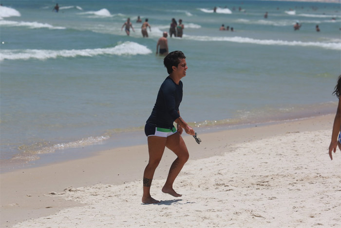 Thammy Miranda opta por blusa justinha para curtir praia carioca 