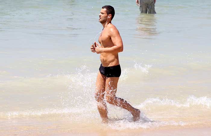 Carmo Dalla Vecchia aproveita folga e se exercita só de sunga na praia de Ipanema