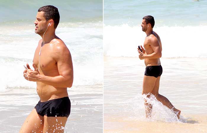 Carmo Dalla Vecchia aproveita folga e se exercita só de sunga na praia de Ipanema