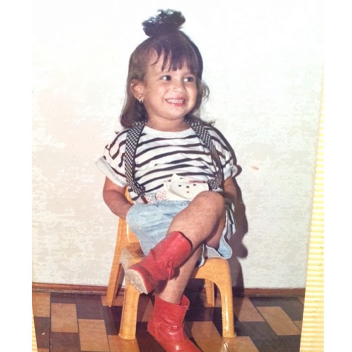Kamilla Salgado revira baú e publica foto fofa de quando era criança
