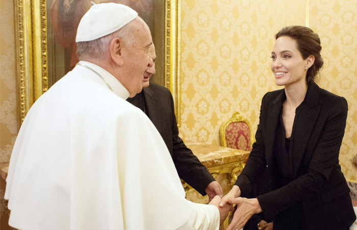 Angelina Jolie se encontra com o Papa Francisco no Vaticano: 'Uma honra'