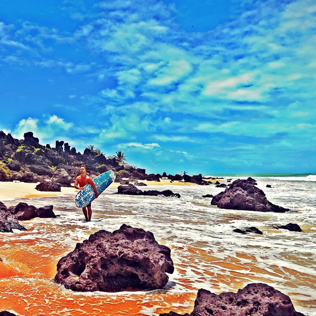 Júlio Rocha se diverte com surfe em cenário paradisíaco