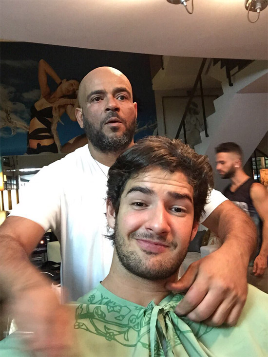 Alexandre Pato corta o cabelo no mesmo salão que Fiorella Mattheis