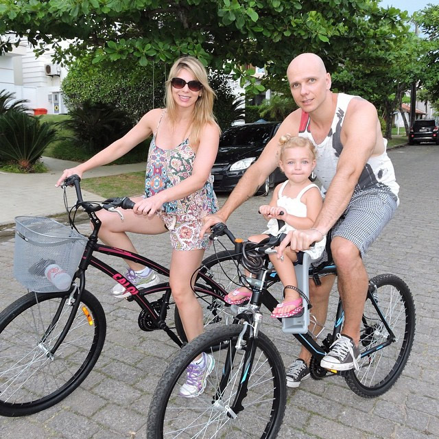 Sheila Mello, Fernando Scherer e Brenda curtem passeio de bike