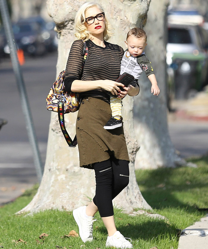 Gwen Stefani circula por Los Angeles com seu caçula, Apollo