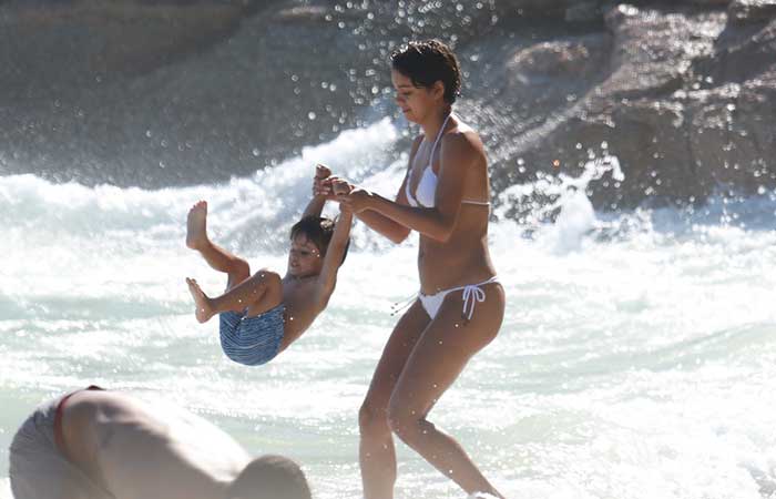 Daniel Oliveira e Sophie Charlotte se divertem na praia com os filhos do ator