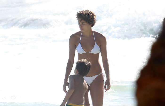 Daniel Oliveira e Sophie Charlotte se divertem na praia com os filhos do ator