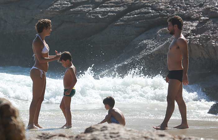 Daniel Oliveira e Sophie Charlotte se divertem na praia com os filhos do ator