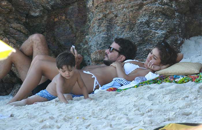 Daniel Oliveira e Sophie Charlotte se divertem na praia com os filhos do ator