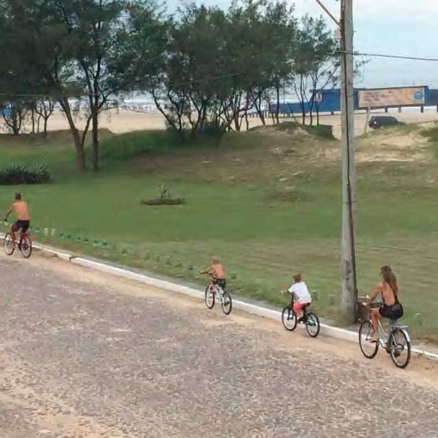 Fernanda Lima registra momento de pedalada em família em rede social