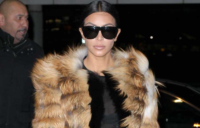 Kim Kardashian mostra seu glamour ao deixar Nova York 