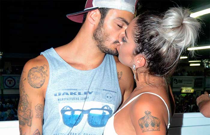 Dani Bolina troca beijos com o namorado na quadra da Unidos de Vila Maria
